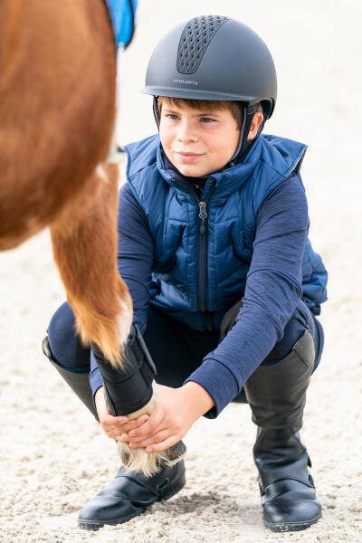 crianca com cavalo e colete decatthlon