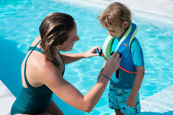 Bebe con chaleco piscina