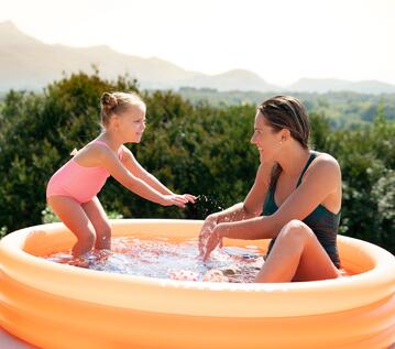 mulher e criança na piscina