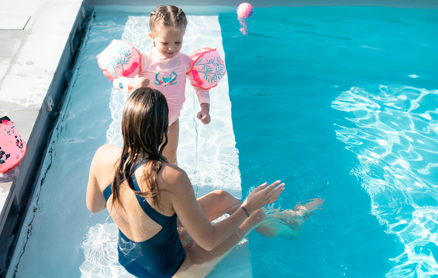 Garçon Enfant Dans La Piscine En Train De Boire Un Cocktail De Vie Heureux  Pour Les Enfants De L'eau Jouet Activité De Plein Air Saine Pour Les Enfants