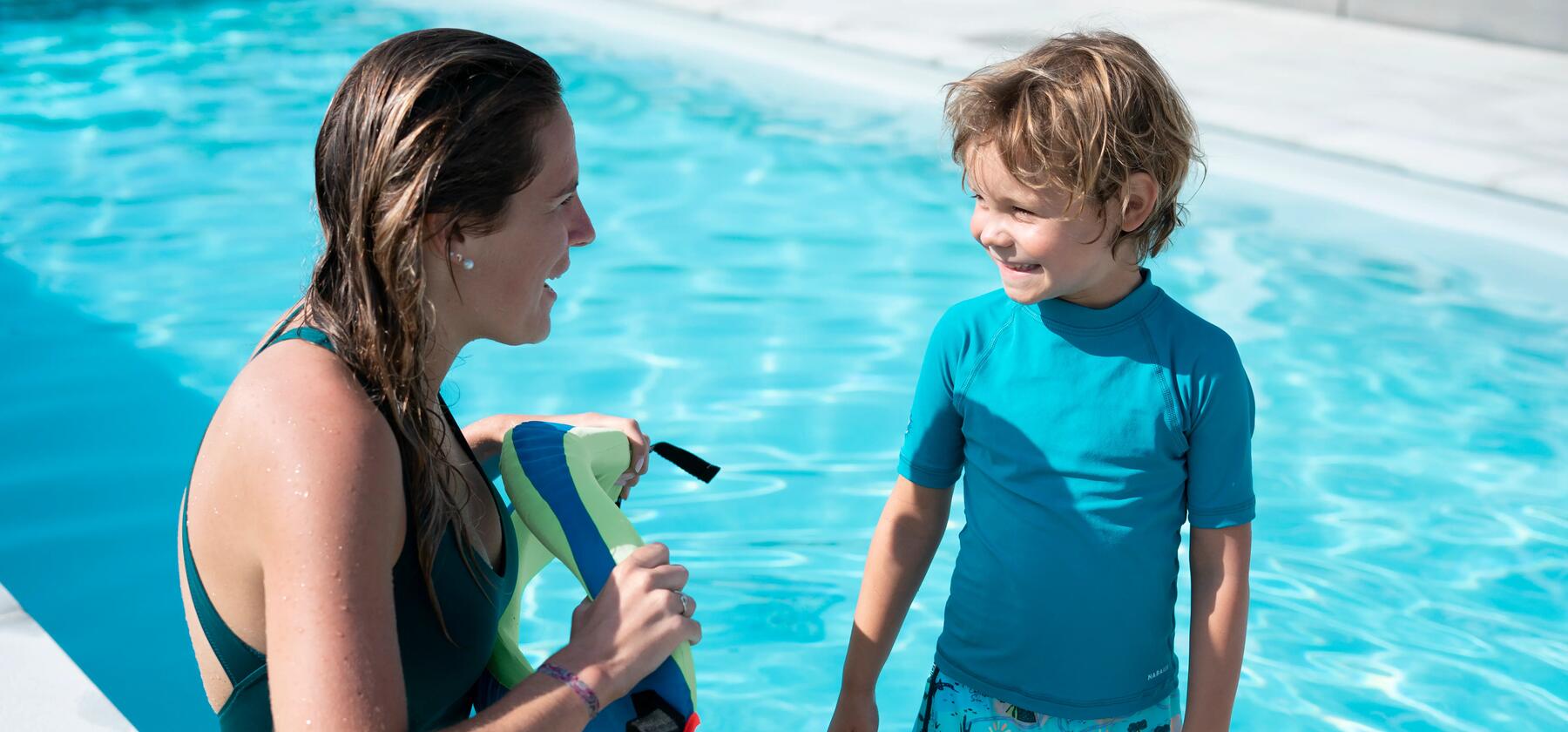 Kind mit UV-Shirt am Pool