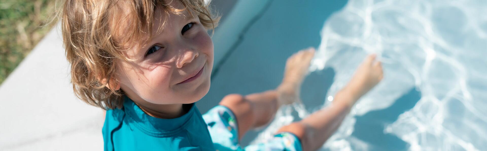 Kind mit UV-Shirt am Pool