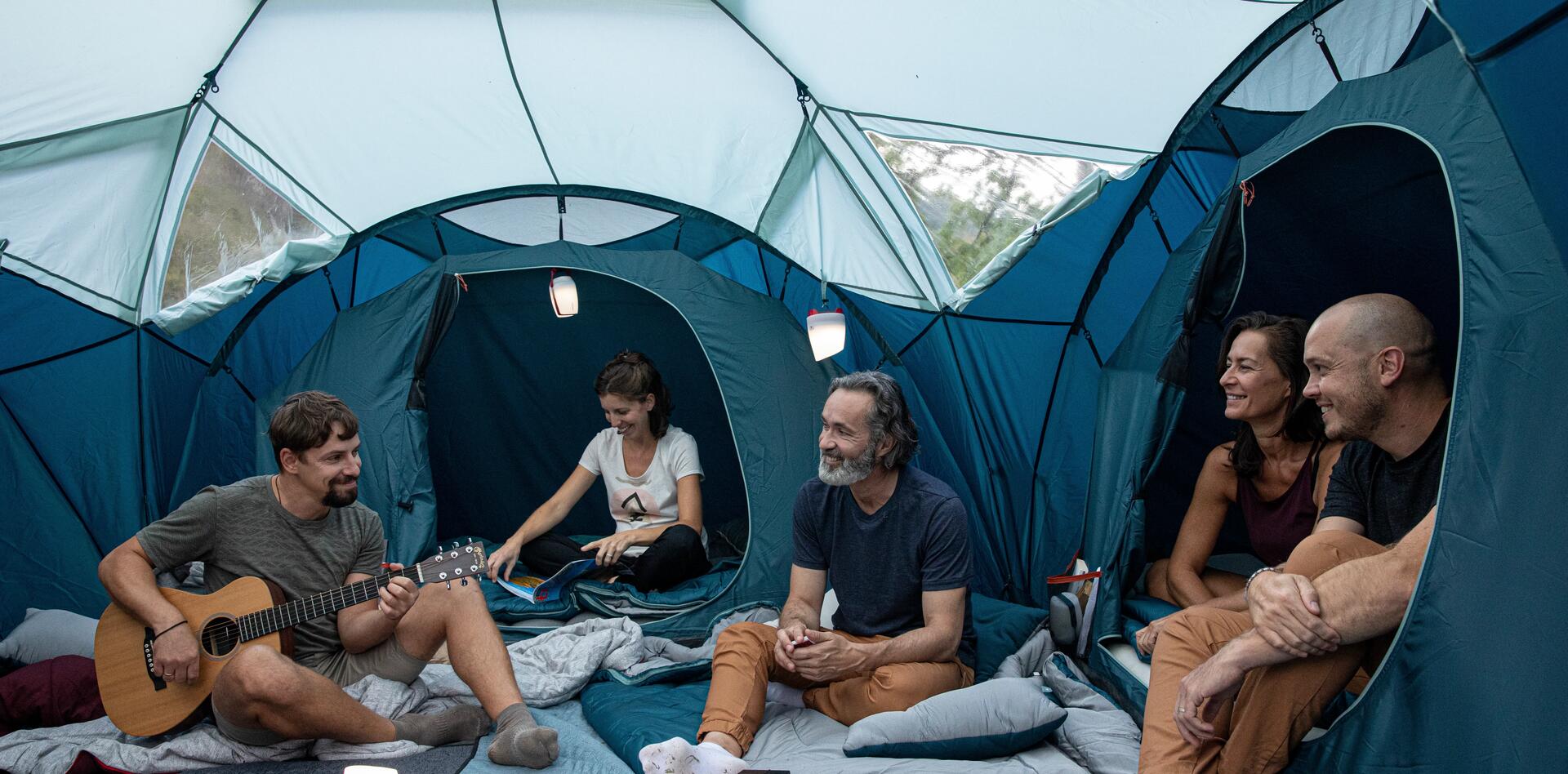 Campinglampen im Zelt aufgehangen