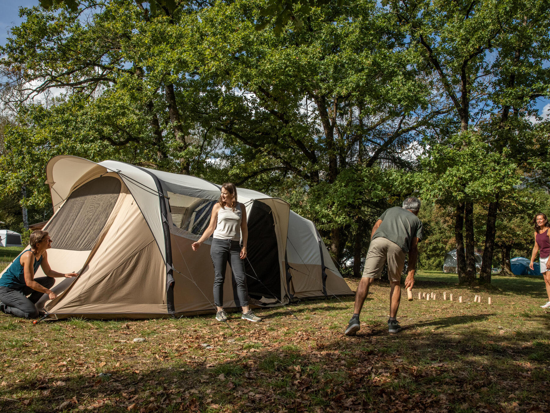 Tente familiale gonflable installée dans un camping