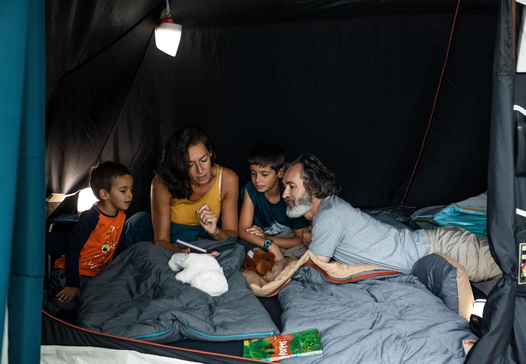 Familie beim Zelten