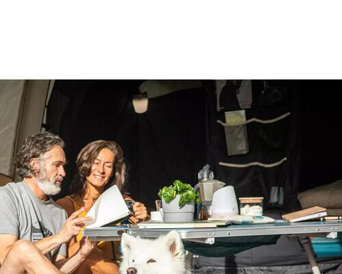 Familie beim Zelten