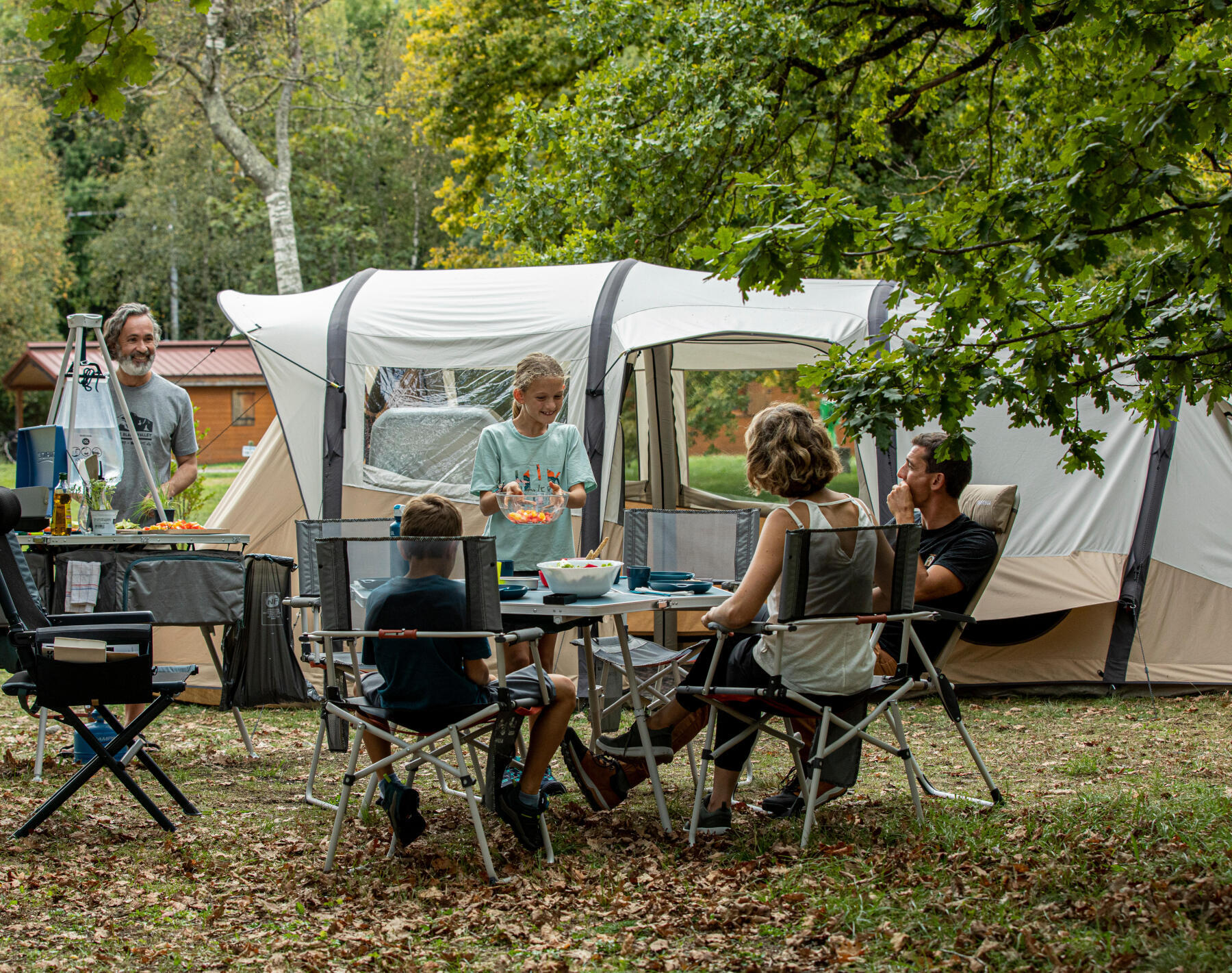famille profite des installations de camping pour partager un bon repas
