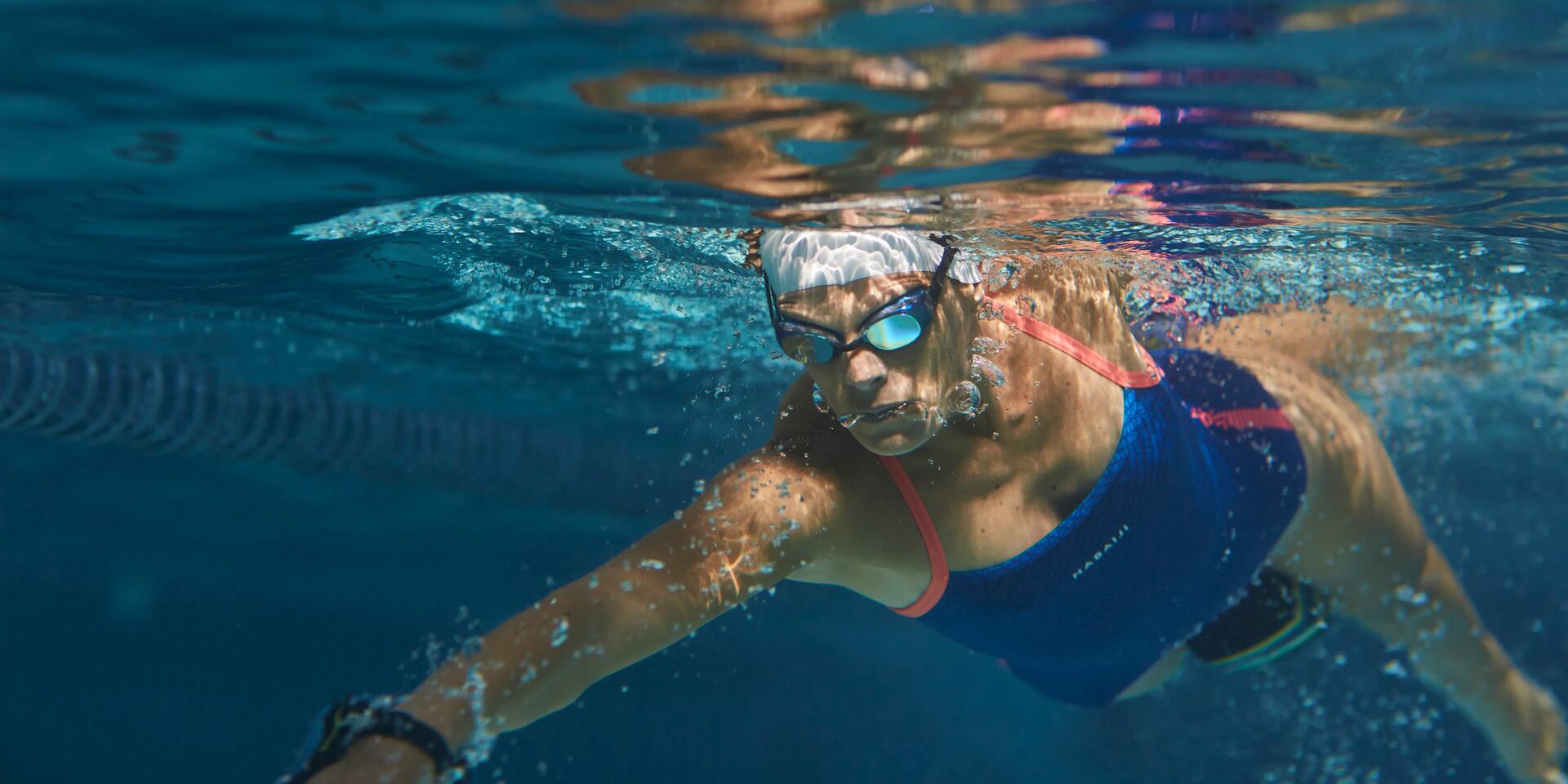 kobieta pływająca w czepku i okularach pływackich