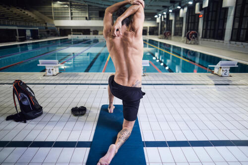 homme de sport nageur en cap respirant se reposant fatigué lors de