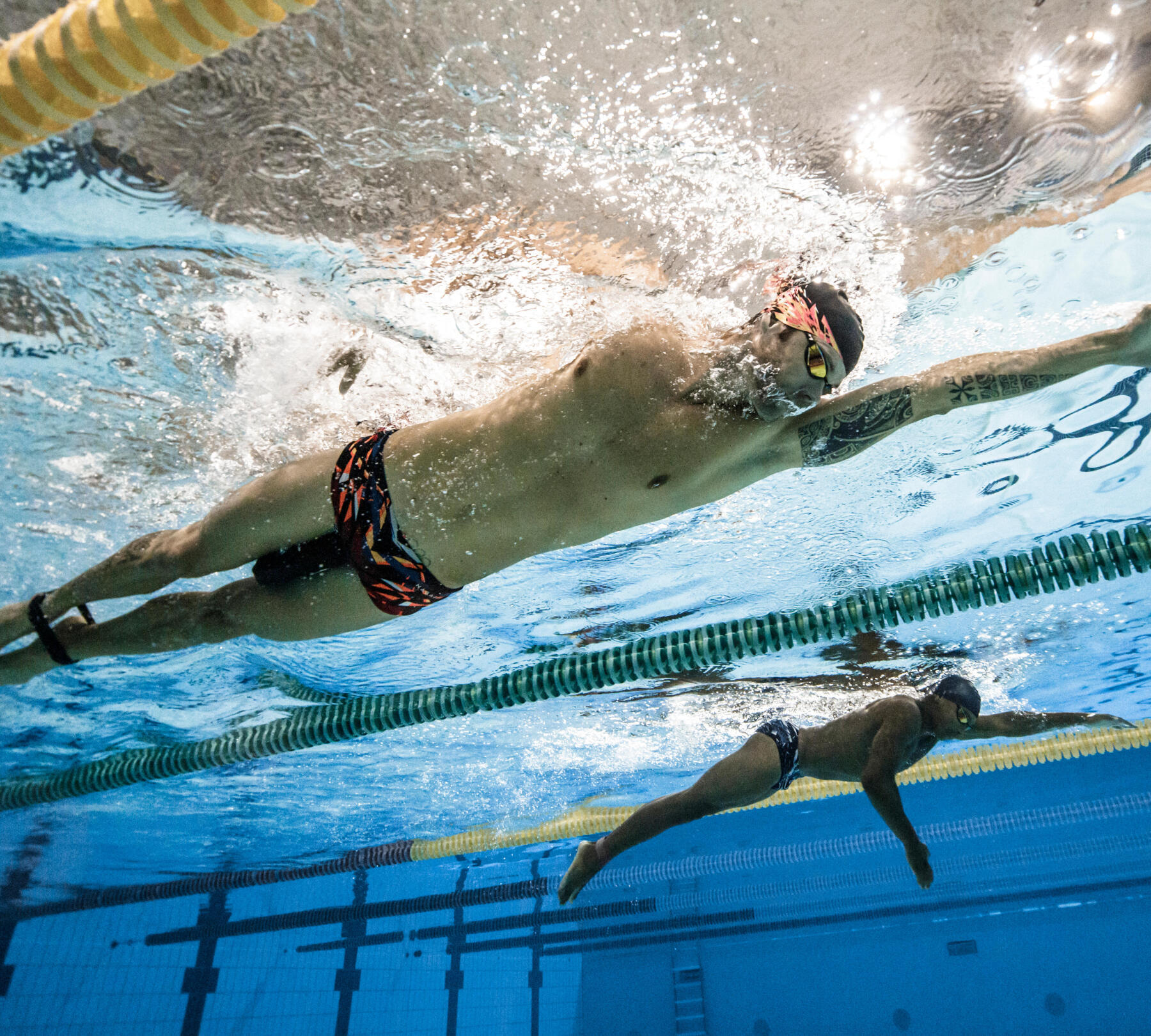 pessoas a nadar em piscina