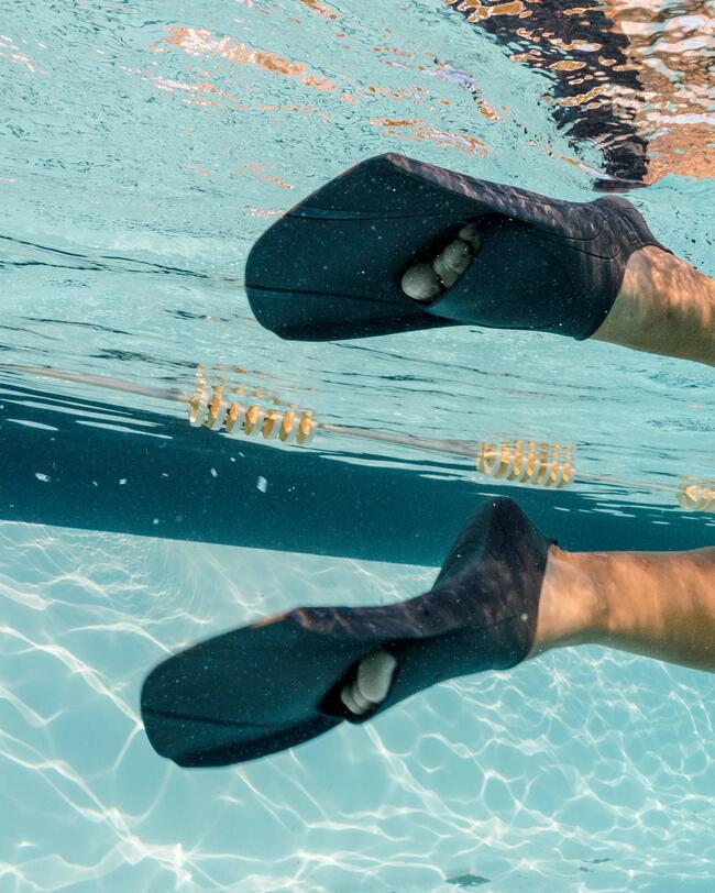 Füße mit Flossen beim Schwimmen unter wasser