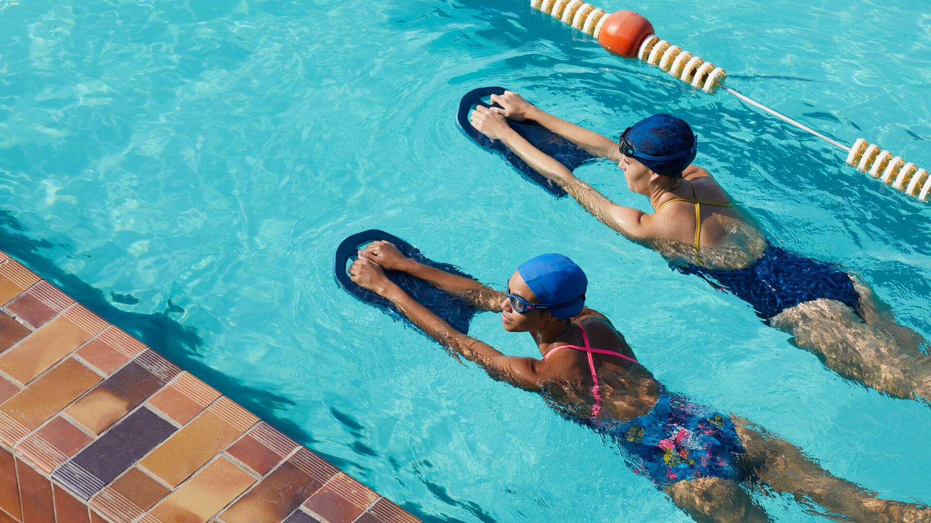 Frauen mit Schwimmbrettern im Wasser