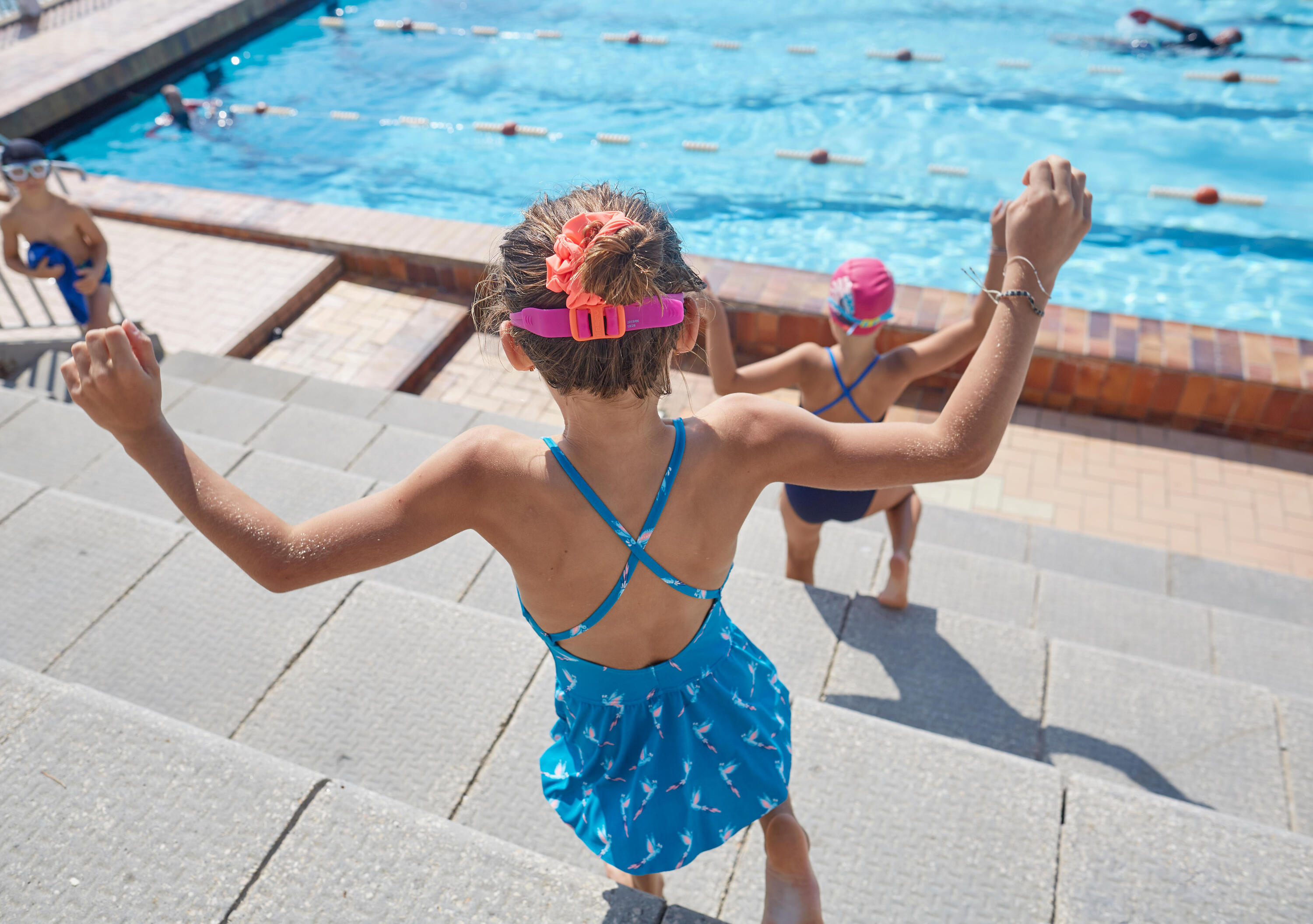 Girls' Swimming Hair Scrunchie - Coral 2/2