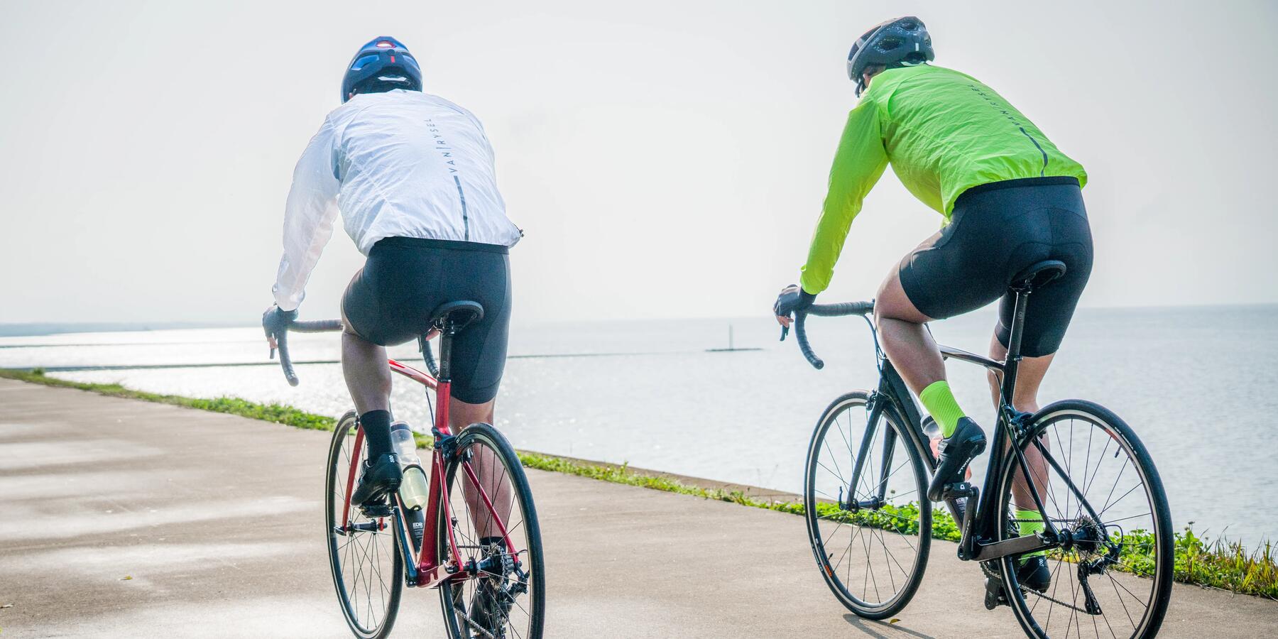 Zwei Fahrradfahrer am Meer