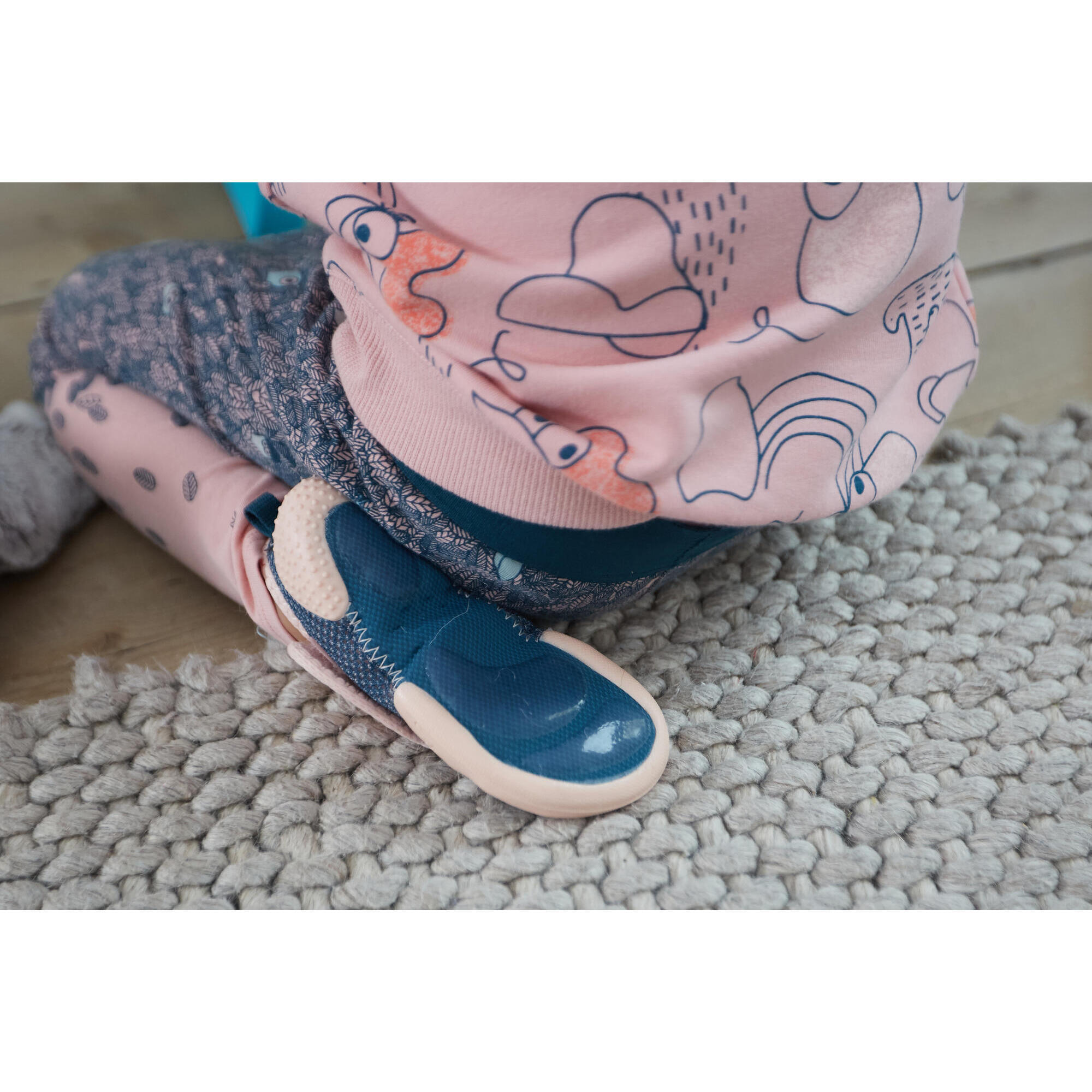 Children's non-slip, breathable slipper - blue/pink