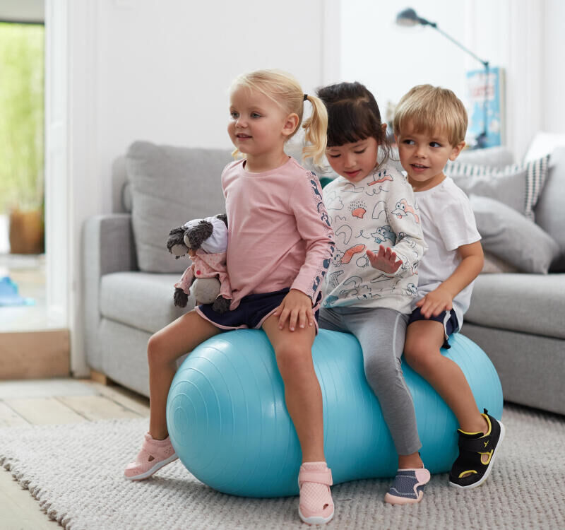 SPORT ACASĂ ÎN FAMILIE – EXERCIȚII PE CARE SĂ LE FACI ÎMPREUNĂ CU COPIII