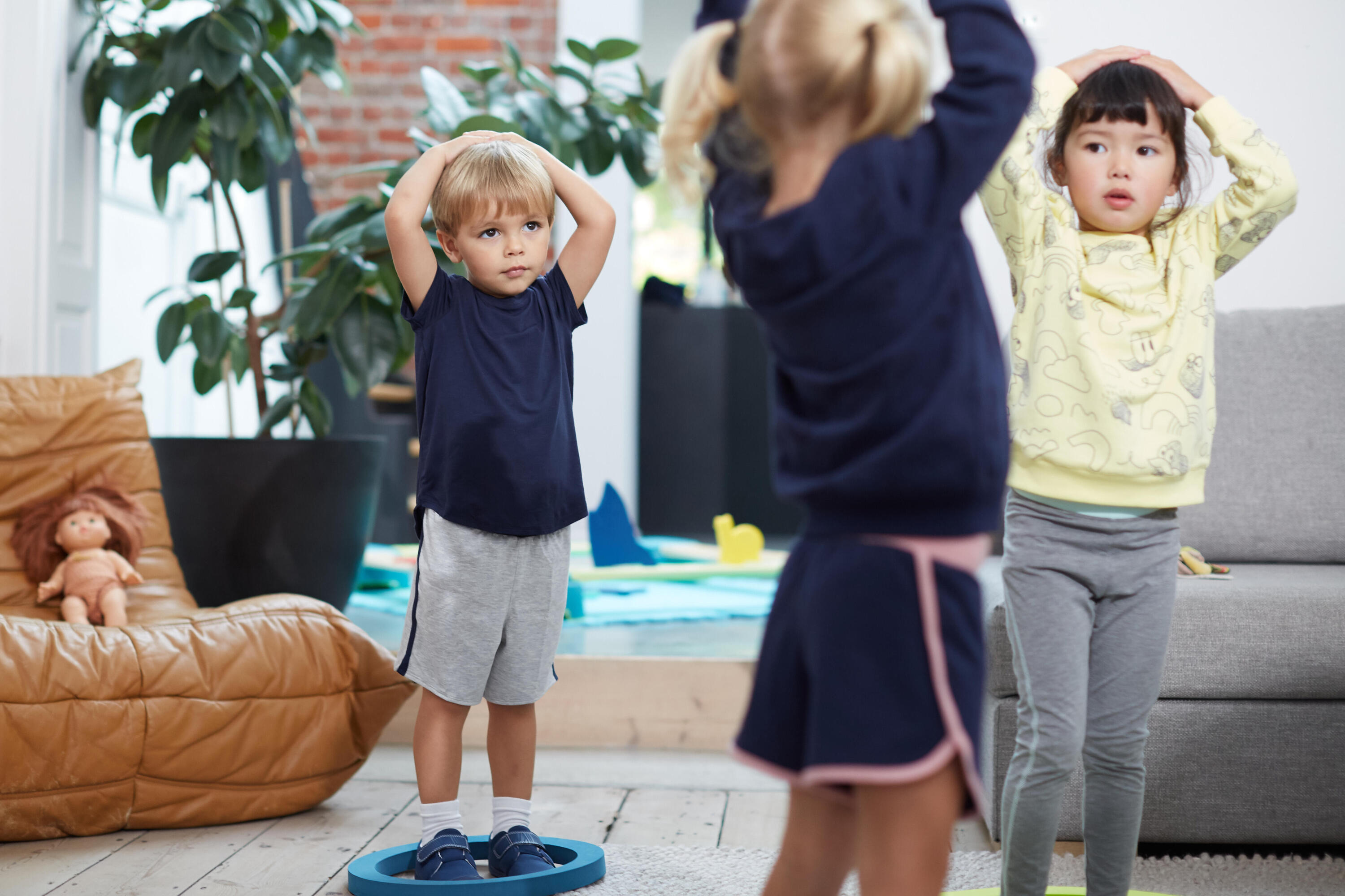 Pantalón Corto Gimnasia Infantil Gris Ajustable Transpirable 6/10