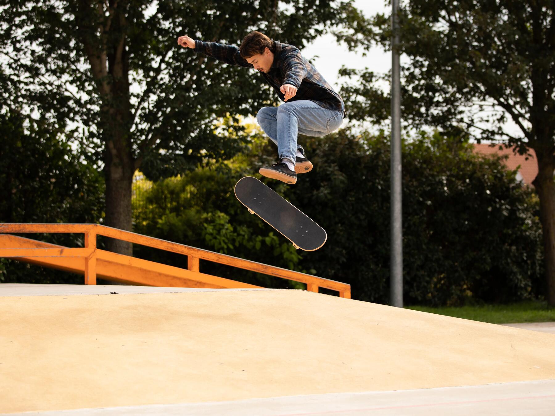 Bild von einem Mann, der einen Skateboard-Trick macht