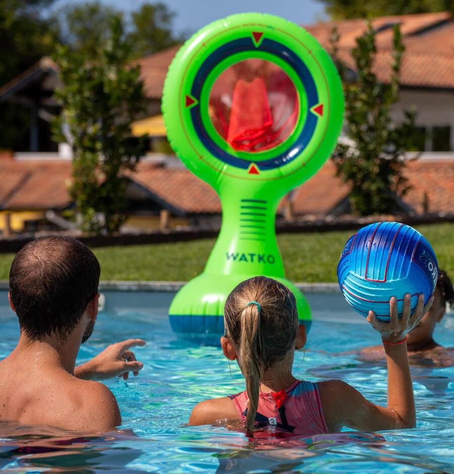 pai e filha a jogar basquetebol aquático