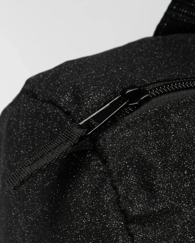 Eine schwarze Tanztasche.
