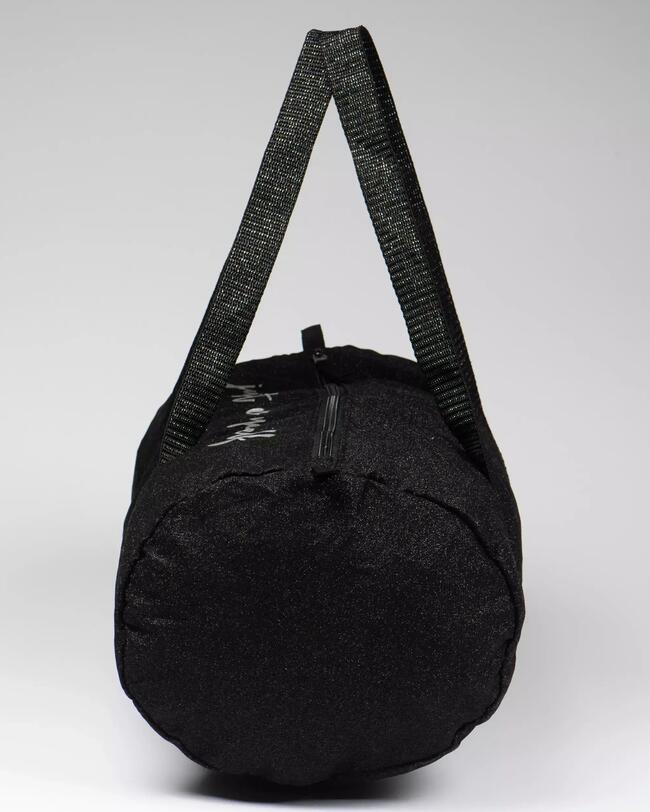 Eine schwarze Tanztasche.