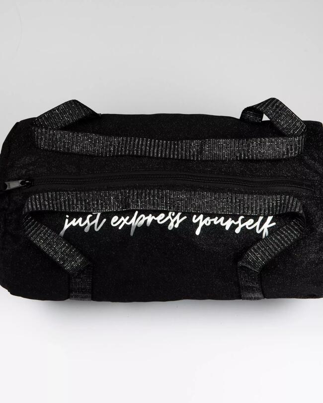 Eine schwarze Tanztasche.