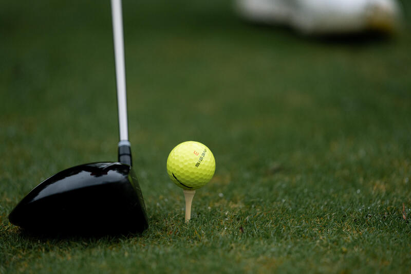 Hoe plant je een golftee in de grond?