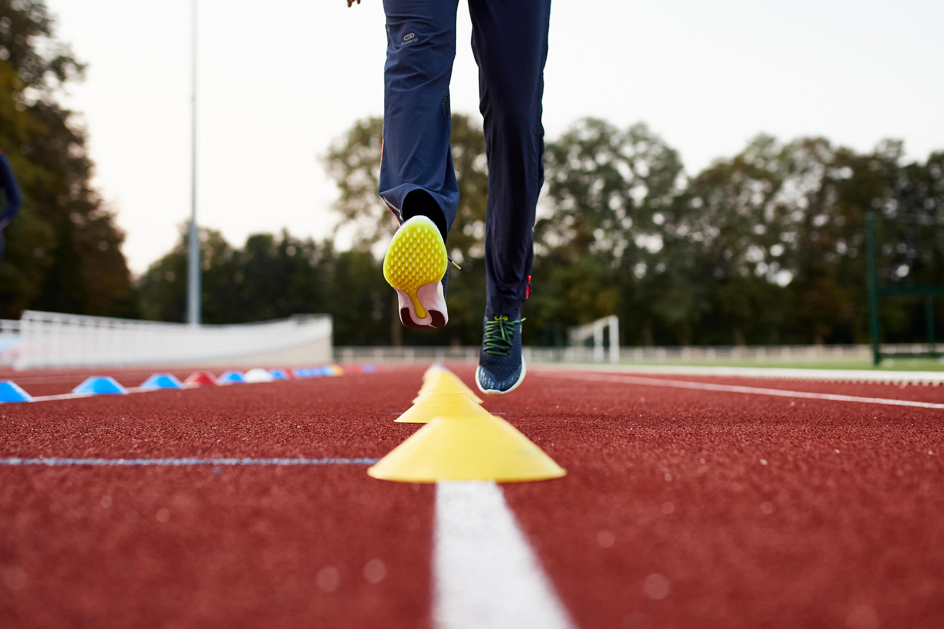 CALÇADO DE ATLETISMO TRAINING TRACK AZUL E AMARELO 9/10