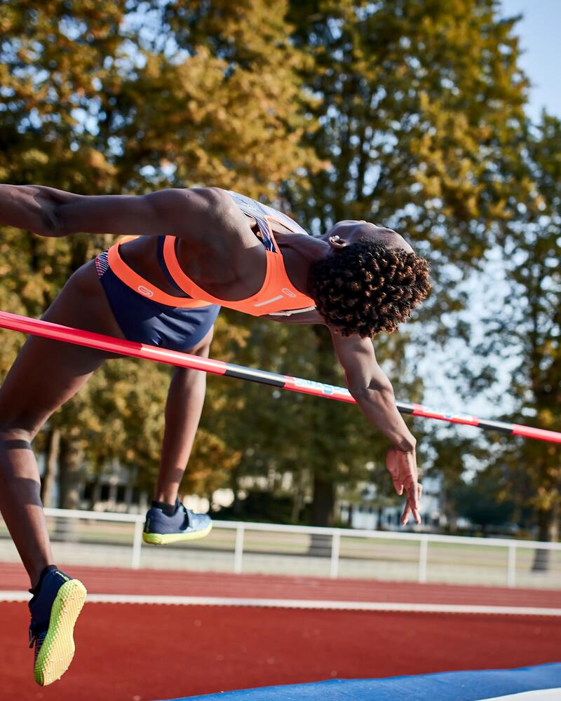 Eine Leichtathletin beim Hochsprung, während sie die Latte überquert.