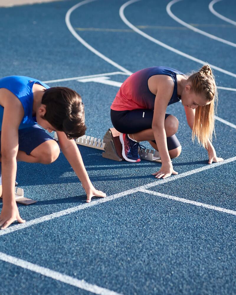 Zwei Kinder machen sich bereit für einen Sprint.