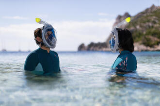 Homem e mulher a fazer snorkeling