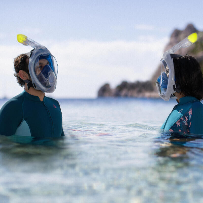 Homem e mulher a fazer snorkeling