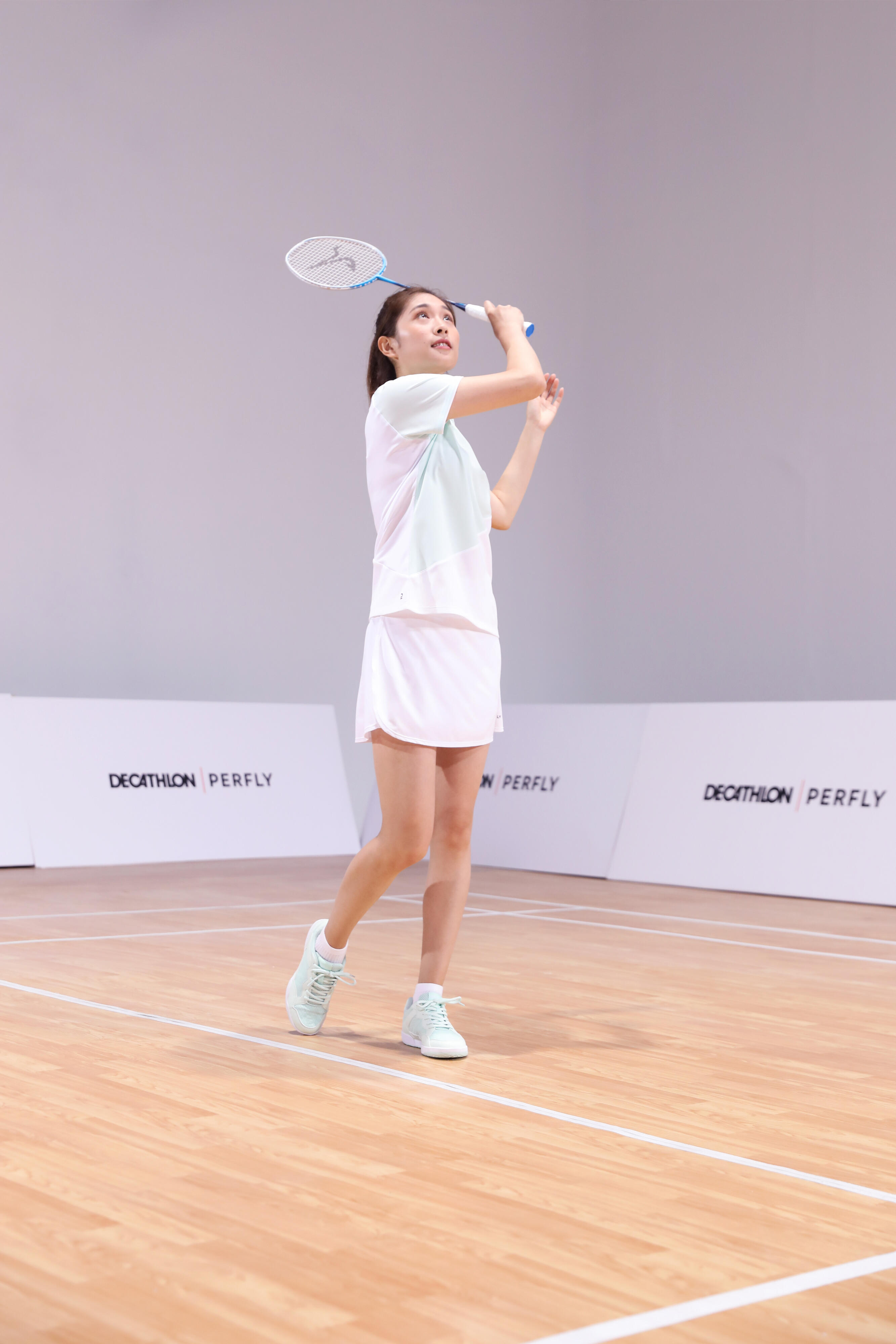 Ladies on sale badminton trainers