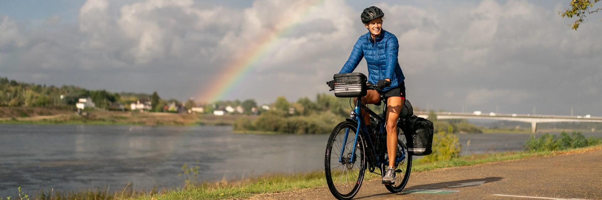 Kobieta w kasku jadąca na pielgrzymkę rowerową