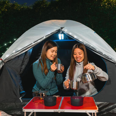 Zwei Frauen im Zelt-Urlaub