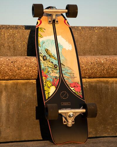 Longboard opretý o schody