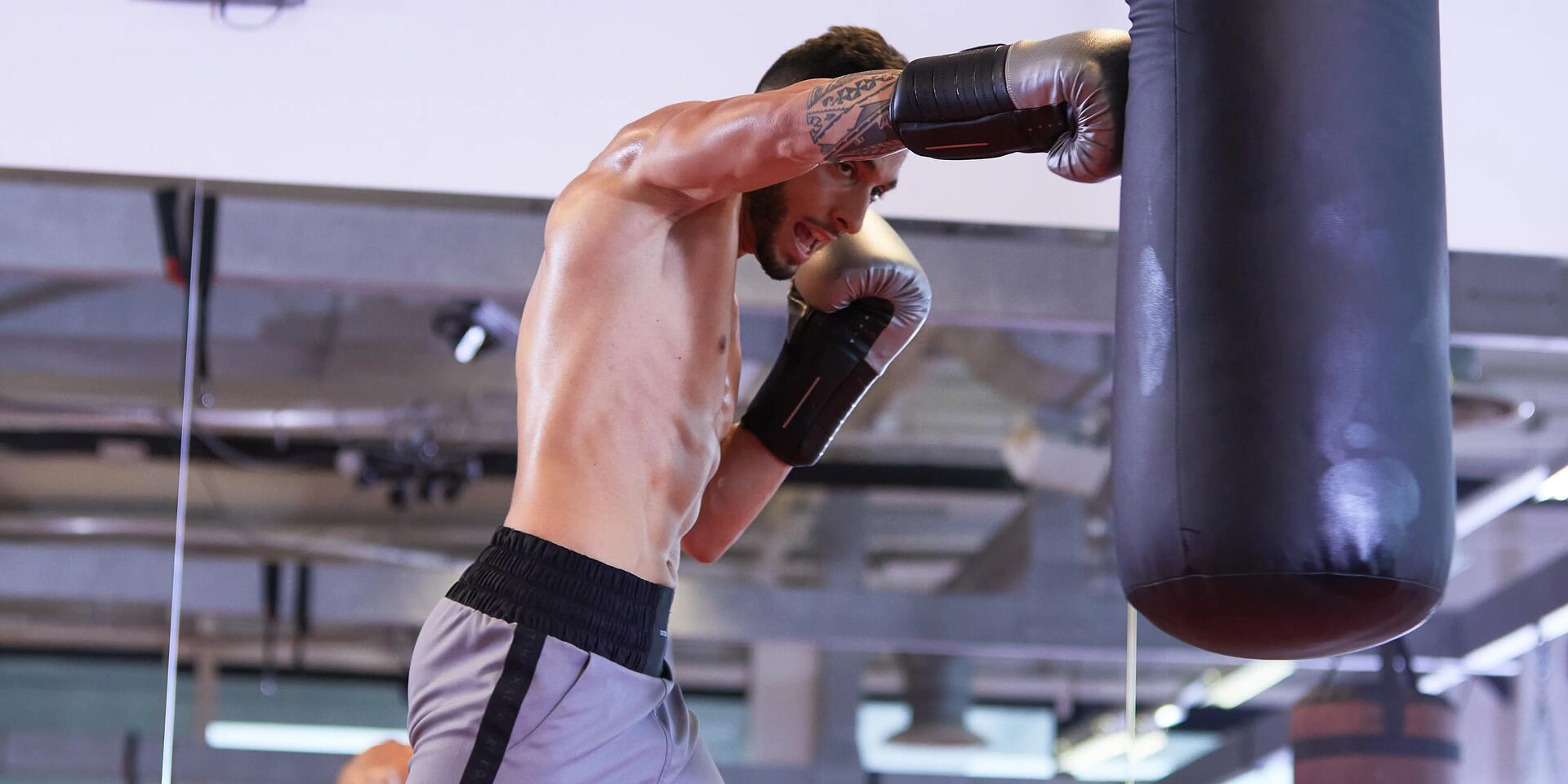 Bild von einem männlichen Boxer beim Thaiboxen