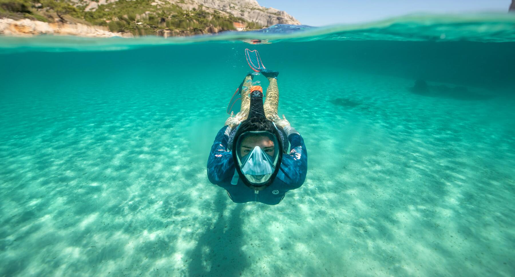 Taucher mit Schnorchelmaske im Wasser