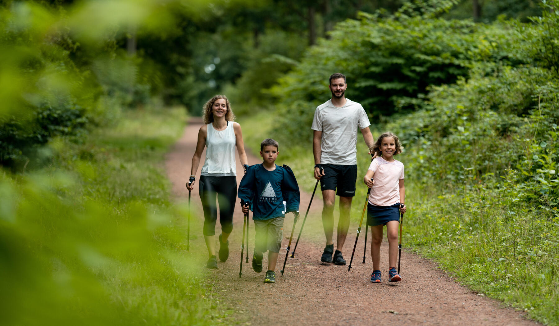 Família caminhada na natureza com produtos Decathlon.