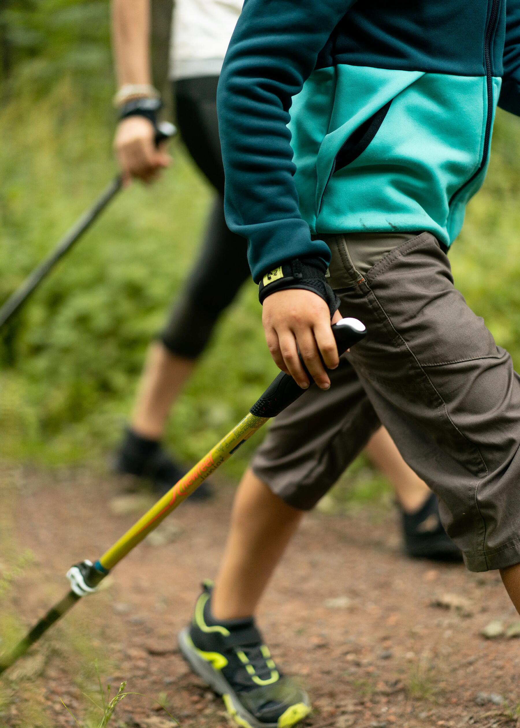 Zwei Personen wandern in der Natur mit Nordic Walking Stöcken.