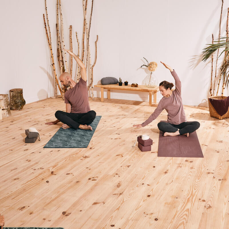 Hatha Yoga: ce este, ce beneficii are și cum poate fi practicată de începători