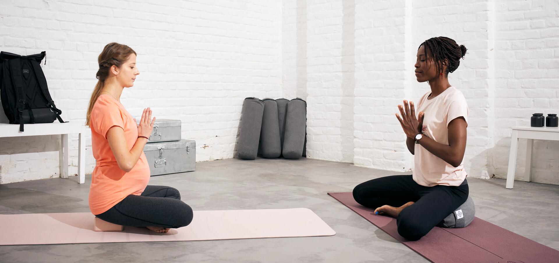 medytujące kobiety na matach do jogi