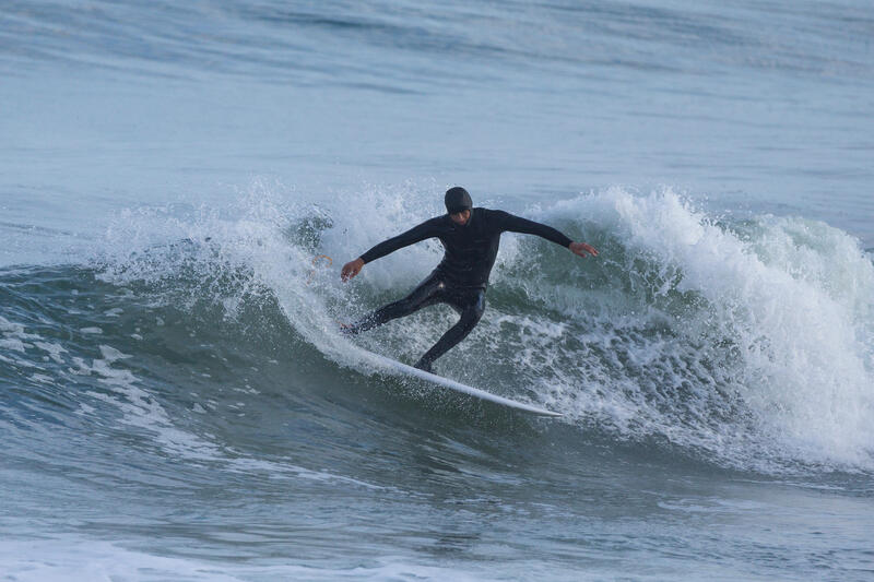 Hoe kies ik mijn surfuitrusting en materiaal om te surfen in de winter?