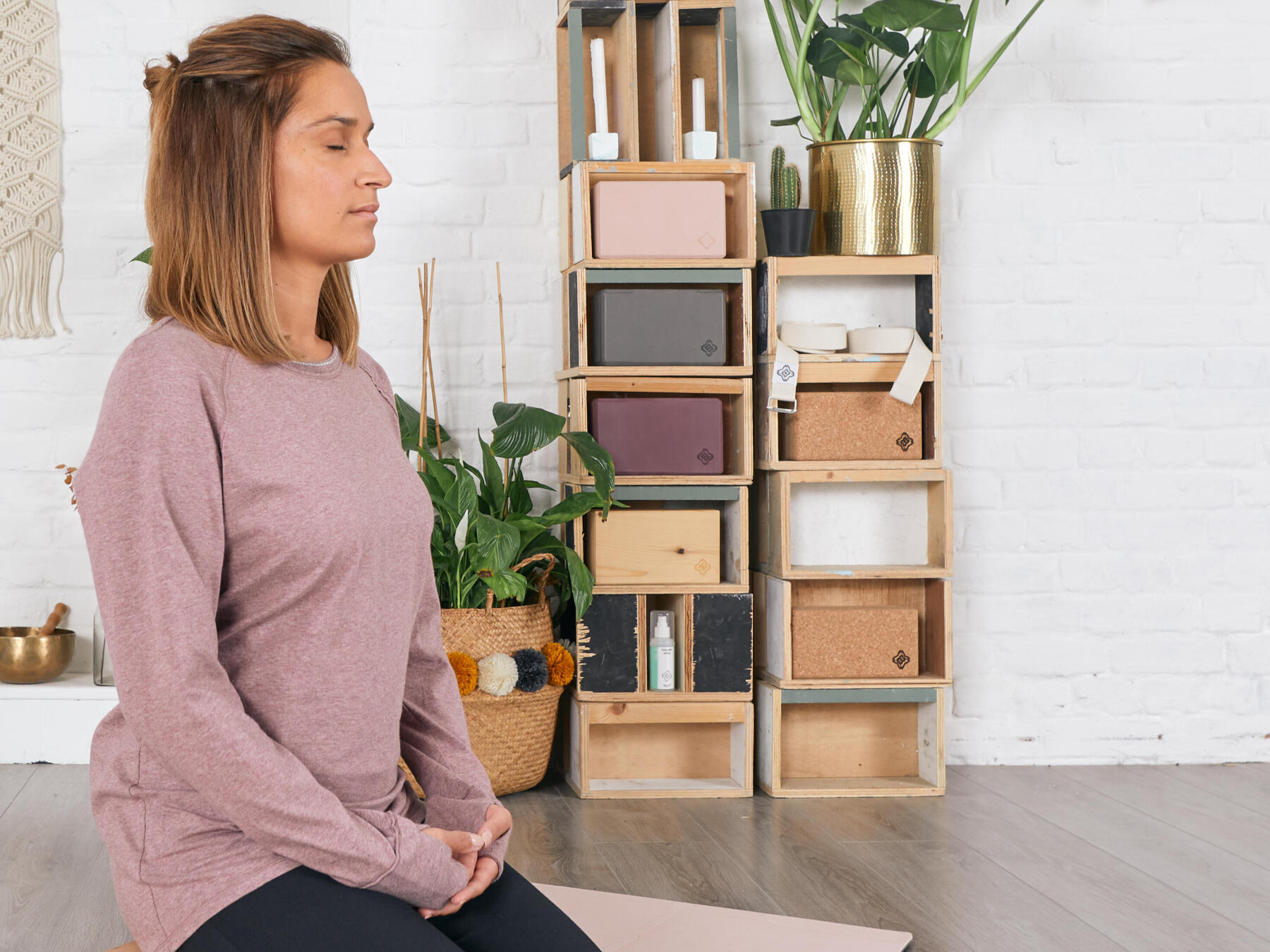 femme concentrée sur son tapis de yoga