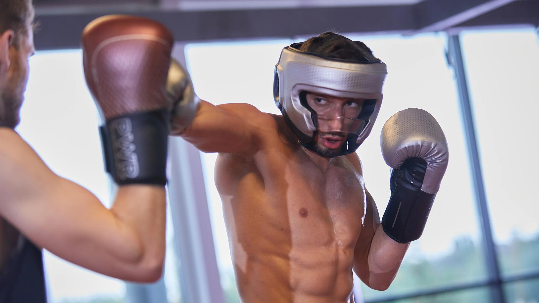hombre practicando boxeo