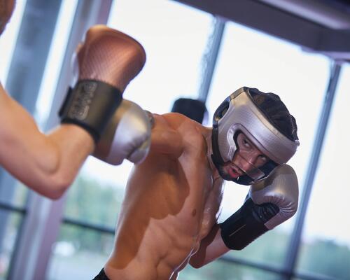Ein Mann macht Muay Thai