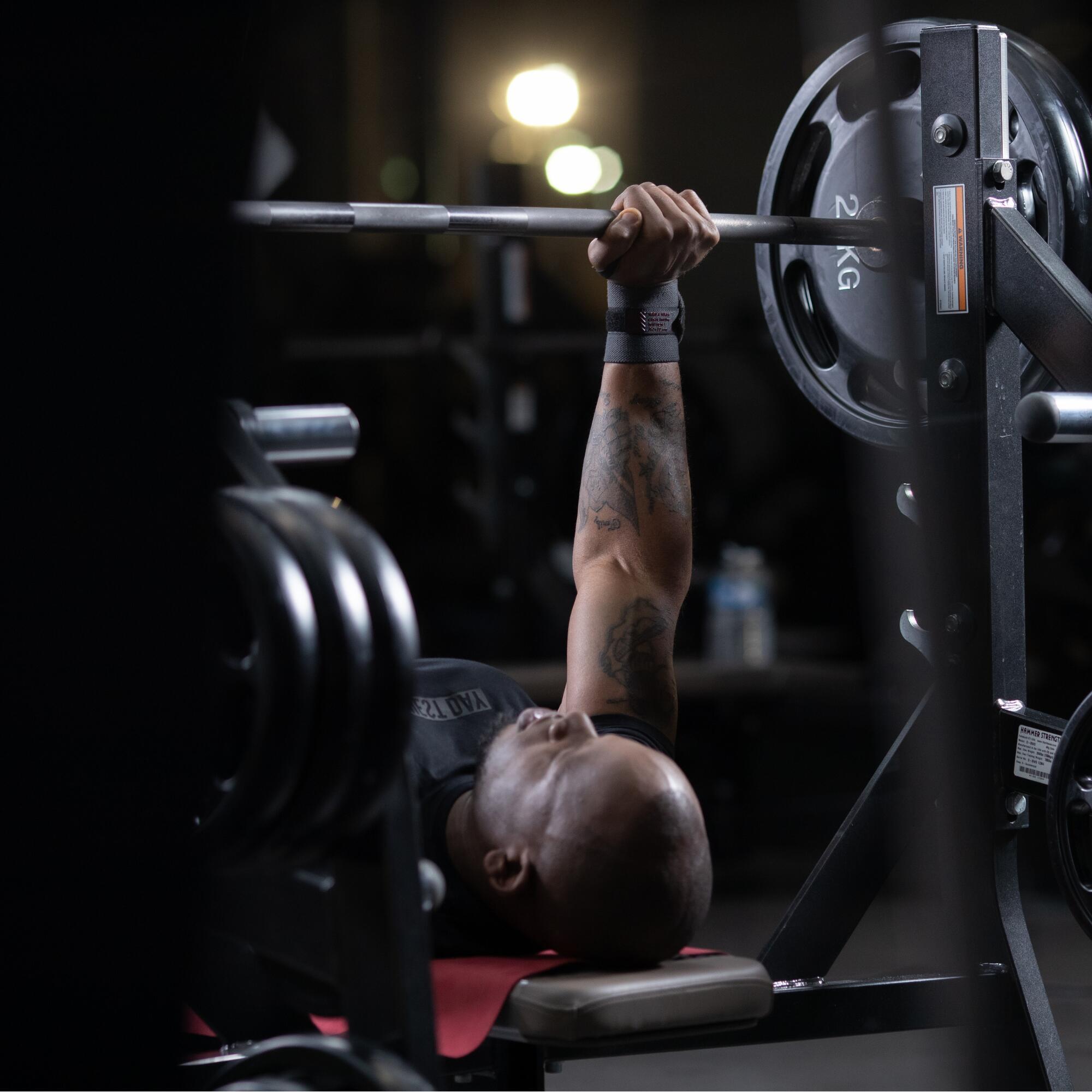 МАНЖЕТА НА ЗАПЯСТЬЕ БОДИБИЛДИНГ DOMYOS