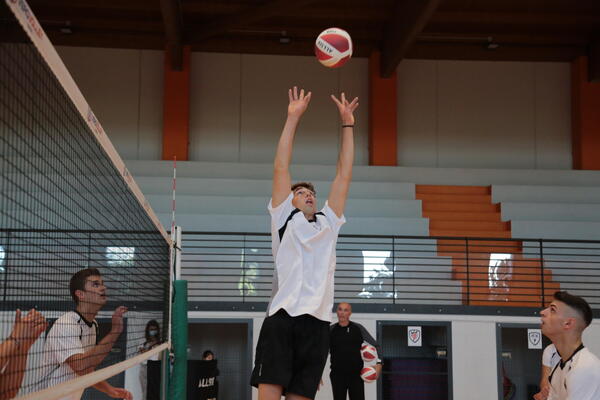 Hombre jugando voleibol