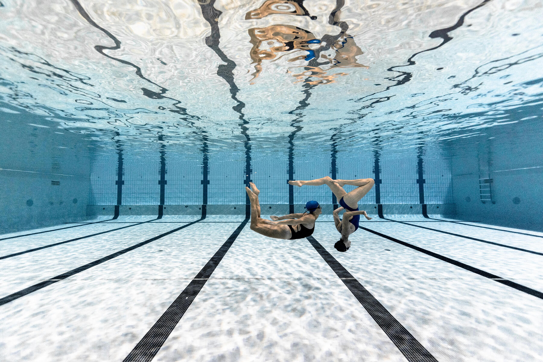 Nageuse de natation synchronisée en traind 'écouter de la musique sur un MP3 sous l'eau