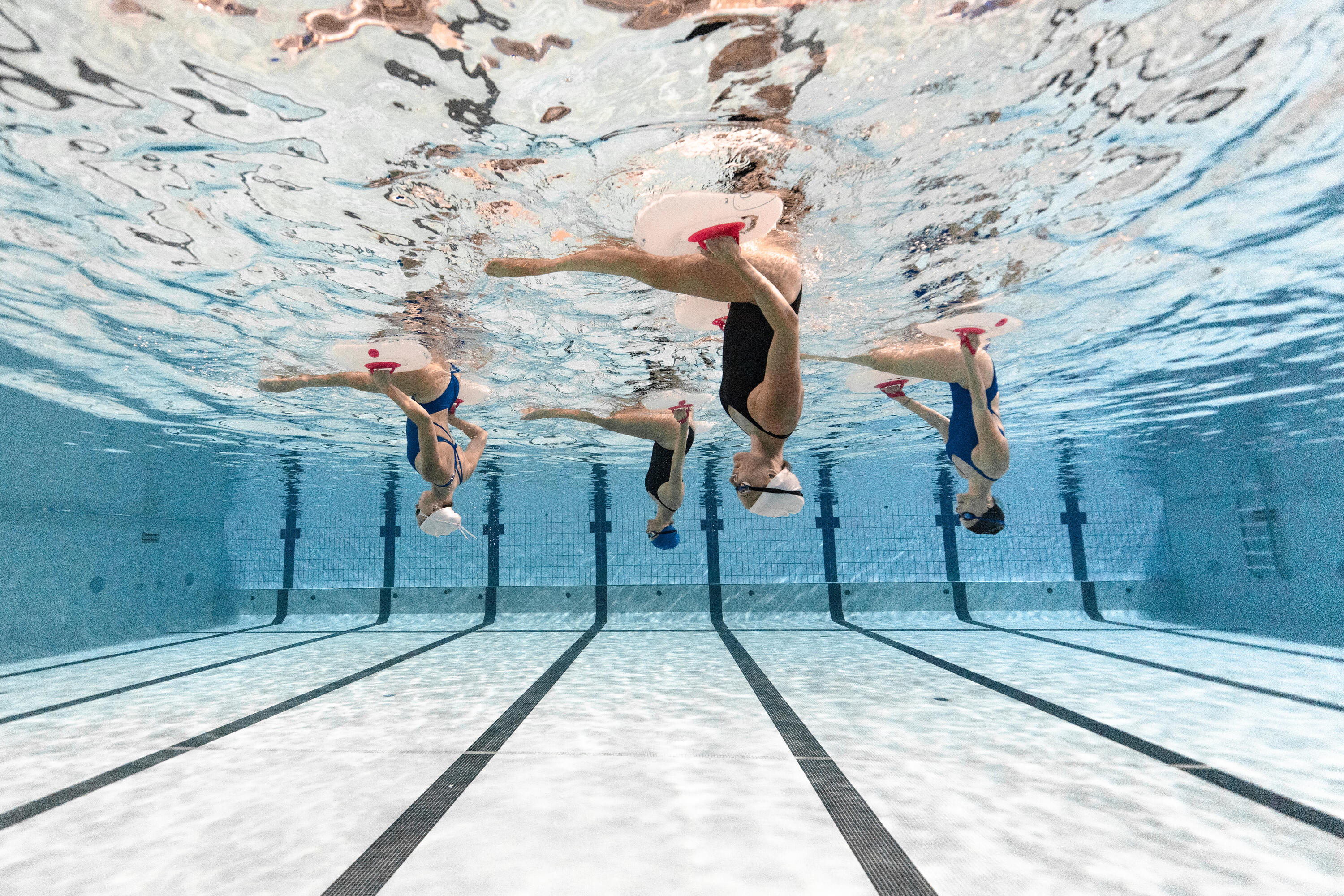 Inflatable artistic synchronised swimming training aid - by Virginie Dedieu 3/9